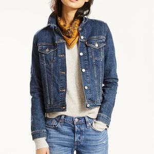 Levi’s woman’s trucker jacket sz.M